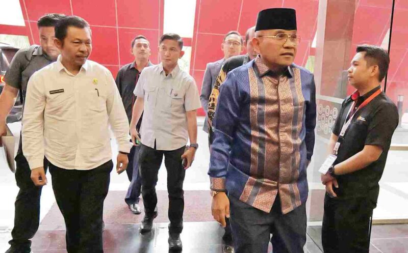 Bupati Simalungun, Dr. H. Anton Achmad Saragih, tiba di Hotel Santika Premiere, Medan, Sumatera Utara, Rabu, 28 Januari 2026.