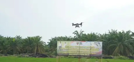 Saat pengujian Drone yang terbang diatas areal Persawahan.
