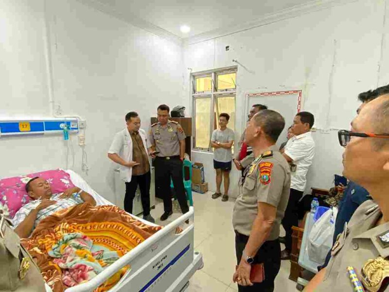 Kapolres Pakpak Bharat, AKBP Muhammad Agustiawan, S.T., S.I.K., M.H. Ia membesuk Kapolsek Sukaramai, AKP Sukanto Berutu, S.H., yang tengah menjalani perawatan pascaoperasi usus buntu (apendisitis) di RSUD Sidikalang, Kabupaten Dairi, Rabu pagi (28/1) sekitar pukul 10.30 WIB.