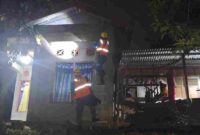 Petugas PLN saat melaksanakan pemeriksaan jaringan listrik ke rumah warga.