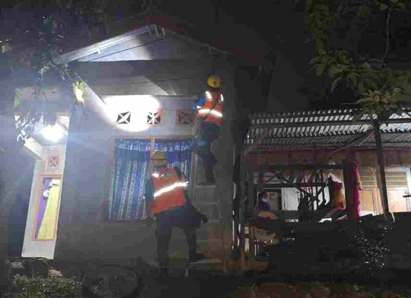 Petugas PLN saat melaksanakan pemeriksaan jaringan listrik ke rumah warga.