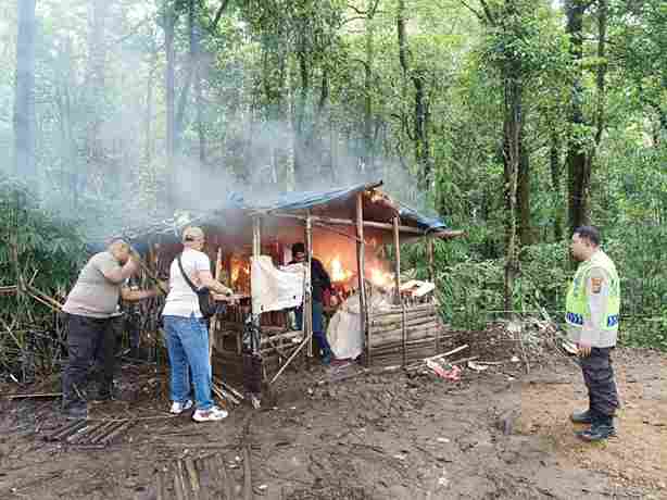 Salah satu lokasi dibakar oleh Tim gabungan Polsek Pancur batu.