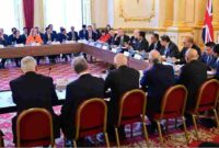 Presiden Prabowo Subianto berbicara pada forum UK-Indonesia Education Roundtable bersama para perwakilan sejumlah universitas di Inggris, pada Selasa, 20 Januari 2026, di Lancaster House, London. Foto: BPMI Setpres