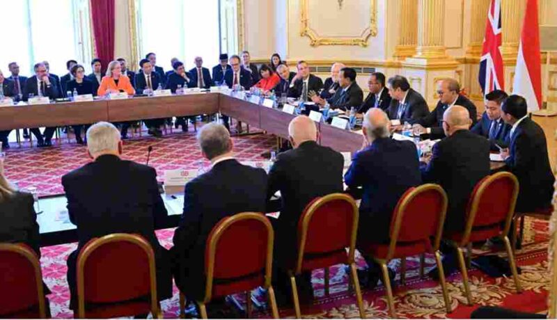 Presiden Prabowo Subianto berbicara pada forum UK-Indonesia Education Roundtable bersama para perwakilan sejumlah universitas di Inggris, pada Selasa, 20 Januari 2026, di Lancaster House, London. Foto: BPMI Setpres