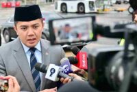 Sekretaris Kabinet, Teddy Indra Wijaya menyampaikan keterangannya kepada awak media di London, Inggris, pada Rabu, 21 Januari 2026.