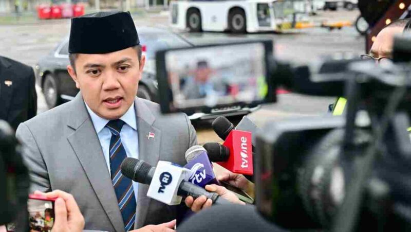 Sekretaris Kabinet, Teddy Indra Wijaya menyampaikan keterangannya kepada awak media di London, Inggris, pada Rabu, 21 Januari 2026.