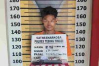 Pemuda berinisial MJS (25) beserta barang bukti sabu dengan total berat 25,07 gram.