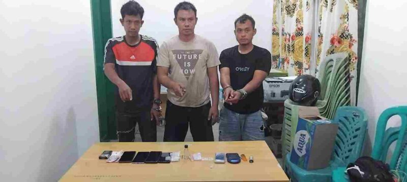 tiga orang terduga pelaku narkoba di sebuah rumah kosong di Kompleks RS Laras, Nagori Naga Jaya I, Kecamatan Bandar Huluan, Selasa, 27 Januari 2026.