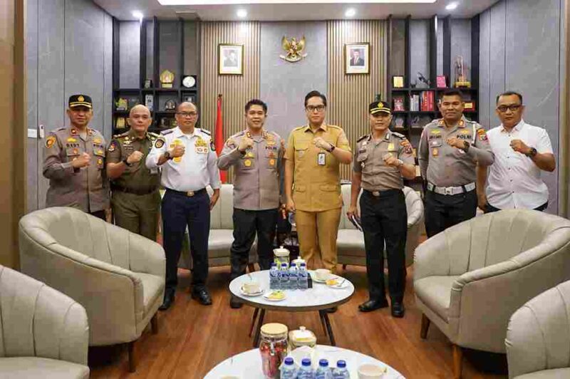 Wali Kota Medan, Rico Tri Putra Bayu Waas, menerima kunjungan perdana Kepala Kepolisian Resor Pelabuhan Belawan yang baru dilantik, Ajun Komisaris Besar Polisi (AKBP) Rosef Efendi, di Rumah Dinas Wali Kota Medan, Senin, 26 Januari 2026.