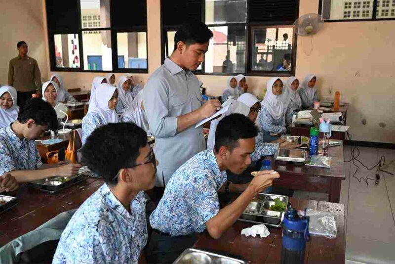 Wakil Presiden (Wapres) Gibran Rakabuming meninjau implementasinya di SMAN 2 Tasikmalaya, Jalan R.E. Martadinata No. 261, Kota Tasikmalaya, Jawa Barat, pada Selasa, 20 Januari 2026.