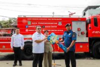 Wali Kota Pematangsiantar Wesly Silalahi, S.H., M.Kn. memimpin apel serah terima armada mobil pemadam kebakaran kepada Dinas Pemadam Kebakaran dan Penyelamatan (Disdamkarmat) Kota Pematangsiantar, Rabu sore, 21 Januari 2026, di Kantor Disdamkarmat, Jalan Tarutung.