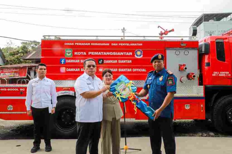 Wali Kota Pematangsiantar Wesly Silalahi, S.H., M.Kn. memimpin apel serah terima armada mobil pemadam kebakaran kepada Dinas Pemadam Kebakaran dan Penyelamatan (Disdamkarmat) Kota Pematangsiantar, Rabu sore, 21 Januari 2026, di Kantor Disdamkarmat, Jalan Tarutung.