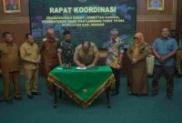 Bupati Asahan, Taufik Zainal Abidin Siregar, S.Sos., M.Si., saat melaksanakan penandatanganan dukungan penuh terhadap pembentukan Yonif Teritorial Pembangunan (TP) 954 yang akan menyandang nama “Naga Berkisar”