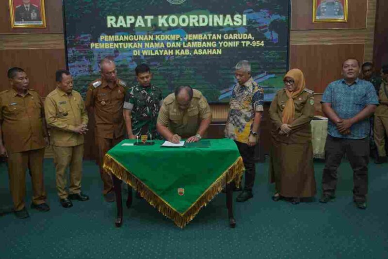 Bupati Asahan, Taufik Zainal Abidin Siregar, S.Sos., M.Si., saat melaksanakan penandatanganan dukungan penuh terhadap pembentukan Yonif Teritorial Pembangunan (TP) 954 yang akan menyandang nama “Naga Berkisar”