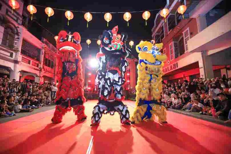 Pertunjukkan Barongsai saat merayakan imlek. 