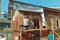 Personil brimob bantu  rehab salah satu rumah di Tapanuli Selatan.