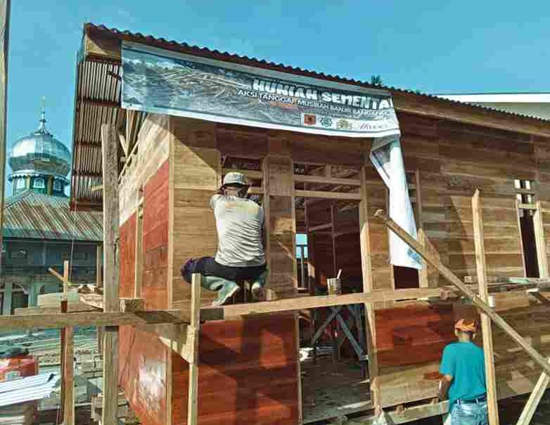 Personil brimob bantu  rehab salah satu rumah di Tapanuli Selatan.