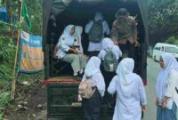 personel Satuan Brimob Polda Sumatera Utara turun langsung memastikan proses belajar tetap berjalan, Selasa, 3 Januari 2026.