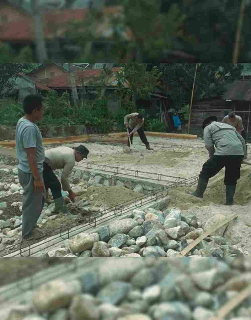 Personel Satuan Brimob Polda Sumatera Utara, bersama masyarakat setempat, melaksanakan pembangunan rumah swadaya bagi korban banjir di Desa Tolang Julu, Kecamatan Sayur Matinggi, Kabupaten Tapanuli Selatan, Rabu, 4 Februari 2026.