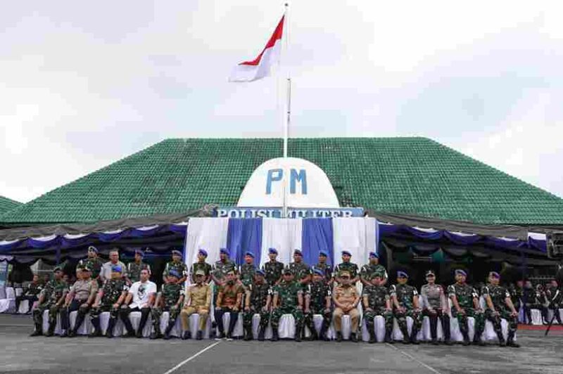 Foto bersama Danpomdam I/Bukit Barisan Kolonel CPM Henry Saul P. Simanjuntak, Bupati Simalungun Dr. H. Anton Achmad Saragih, S.E., M.M., Kapolres Pematangsiantar AKBP Sah Udur Togi Marito Sitinjak, S.H., S.I.K., M.H., serta Kapolres Simalungun AKBP Marganda Aritonang, S.H., S.I.K., M.M.. Hadir pula tokoh masyarakat Dr. Jopinus Ramli Saragih, Danrem 022/Pantai Timur yang diwakili Kasrem Letkol Inf. B. Simanjuntak, serta unsur Forum Koordinasi Pimpinan Daerah (Forkopimda) Kota Pematangsiantar dan Kabupaten Simalungun.