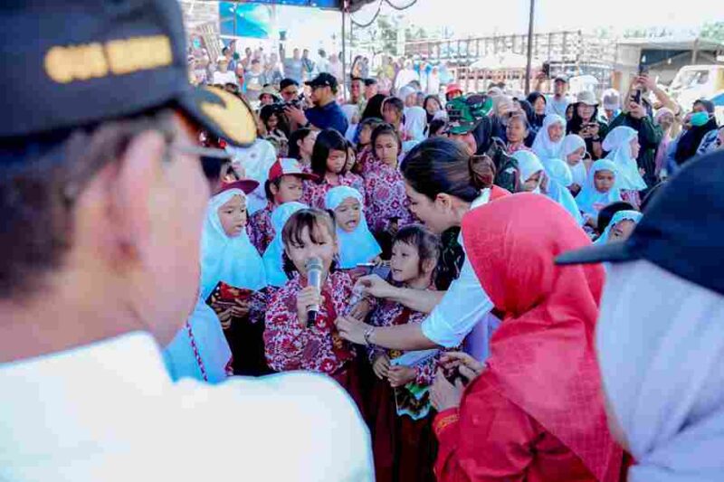 Ketua Tim Penggerak Pemberdayaan Kesejahteraan Keluarga (TP PKK) Sumatera Utara (Sumut) Kahiyang Ayu, didampingi Staf Ahli I Titiek Sugiharti bekerja sama dengan Solidaritas Perempuan untuk Indonesia (SERUNI) Kabinet Merah Putih menggelar kegiatan trauma healing bagi anak-anak korban bencana di Tapanuli Selatan, Kamis (12/2/2026).