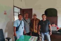 Kepala Bidang P3A Dinsos P3A Kota Pematangsiantar, Supratman Malau saat berfoto bersama Kontrubutor media Atapkota.com. (Foto : Valtin Sillitonga-atapkota)