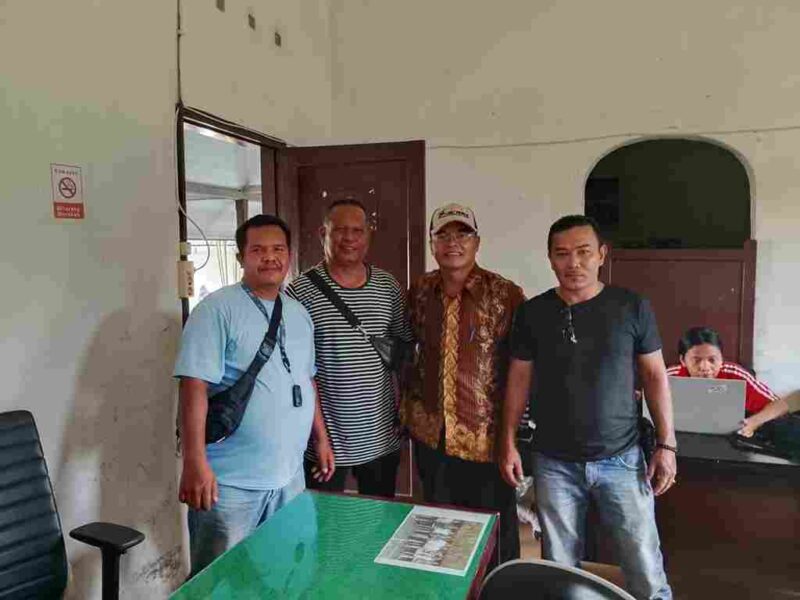 Kepala Bidang P3A Dinsos P3A Kota Pematangsiantar, Supratman Malau saat berfoto bersama Kontrubutor media Atapkota.com. (Foto : Valtin Sillitonga-atapkota)
