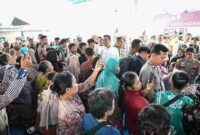 Gubernur Bobby Nasution mendampingi Kapolri dan Ketua Komisi IV DPR RI meninjau 45 KK korban bencana di Huntara Pinangsori, Tapanuli Tengah. Sebanyak 16 truk bantuan logistik disalurkan.