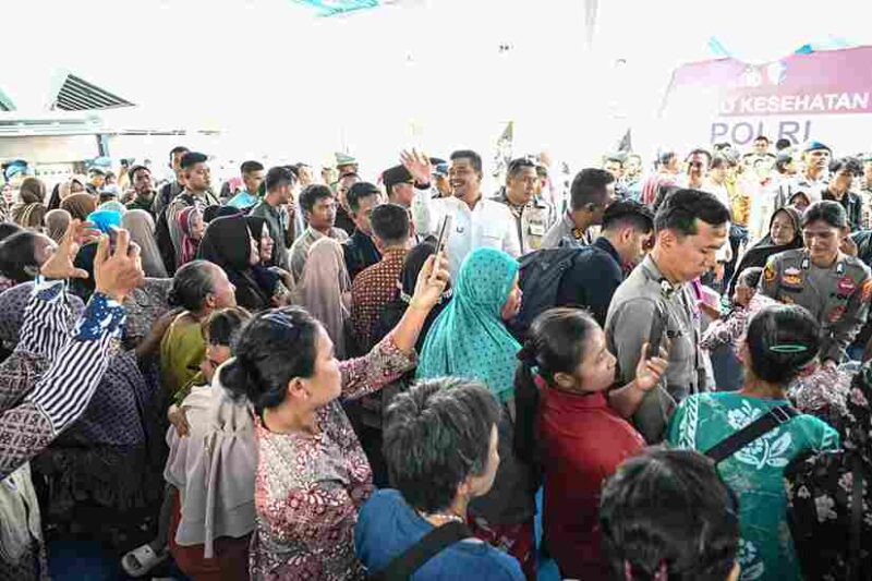 Gubernur Bobby Nasution mendampingi Kapolri dan Ketua Komisi IV DPR RI meninjau 45 KK korban bencana di Huntara Pinangsori, Tapanuli Tengah. Sebanyak 16 truk bantuan logistik disalurkan.