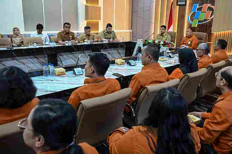 Gubernur Sumatera Utara (Sumut) Muhammad Bobby Afif Nasution di dampingi sejumlah OPD melakukan kunjungan ke Kantor  Badan Pusat Statistik Sumut guna mendengarkan paparan Kepala BPS Sumut Asim Saputra, terkait data statistik di Sumatera Utara, di Kantor BPS Sumut Jalan Asrma No 179 Medan, Senin (9/2/2026)