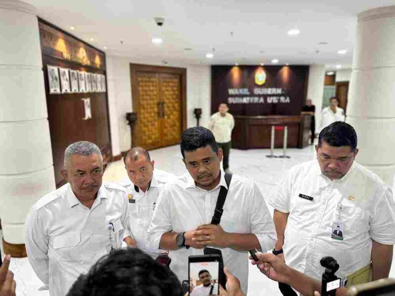 Gubernur Sumatera Utara (Sumut) Muhammad Bobby Afif Nasution didampingi Pj Sekdaprov Sumut Sulaiman Harahap, memberikan arahan dan bimbingan sekaligus menutup Pertemuan Forum Strategis dengan seluruh pimpinan Organisasi Perangkat Daerah (OPD) Pemerintah Provinsi Sumut di Aula Mess Pemprovsu Pora-pora Parapat Kabupaten Simalungun, baru-baru ini.
