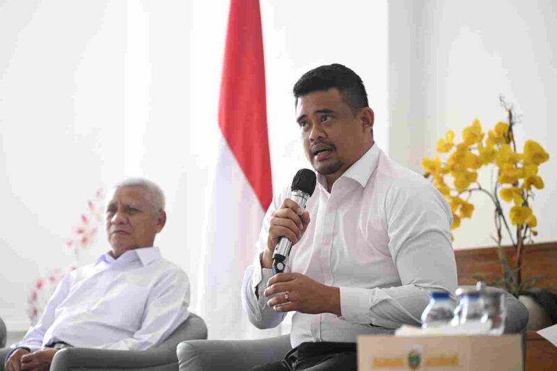 Gubernur Sumatera Utara (Sumut) Muhammad Bobby Afif Nasution didampingi Wakil Gubernur Sumut Surya, dan Pj Sekdaprov Sumut Sulaiman Harahap, saat temu pers terkait penetapan Upah Minimum Provinsi (UMP) Tahun 2026 di Lobby Dekranasda, Kantor Gubernur, Jalan Diponegoro, Medan, baru-baru ini.