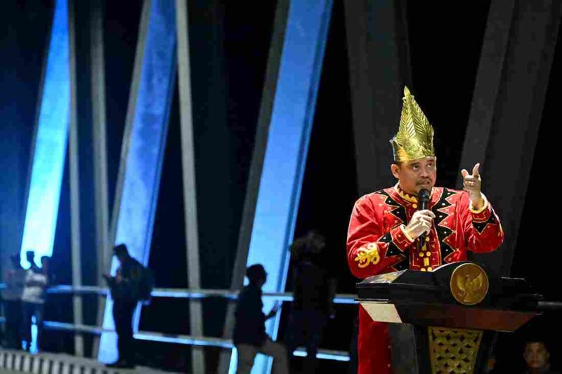 Gubernur Sumatera Utara (Sumut) Muhammad Bobby Afif Nasution didampingi Bupati Nias Barat  Eliyunus Waruwu, Bupati Nias Ya'atulo Gulo, serta forkopimda Nias Barat melakukan penandatanganan prasasti sekaligus meresmikan Jembatan Idano Noyo di Kecamatan Mandrehe, Kabupaten Nias Barat, Rabu (11/2/2026) malam. 
