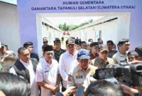 Gubernur Sumatera Utara (Sumut) Bobby Afif Nasution mendampingi Menteri Dalam Negeri (Mendagri) Tito Karnavian meninjau Hunian Sementara (Huntara) di Kelurahan Simarpinggan, Kecamatan Angkola Selatan, Kamis (5/2/2026). 