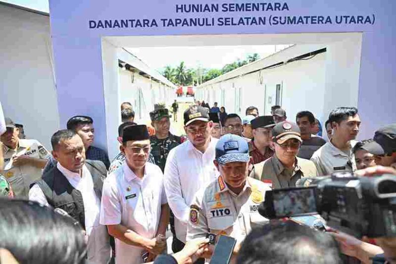 Gubernur Sumatera Utara (Sumut) Bobby Afif Nasution mendampingi Menteri Dalam Negeri (Mendagri) Tito Karnavian meninjau Hunian Sementara (Huntara) di Kelurahan Simarpinggan, Kecamatan Angkola Selatan, Kamis (5/2/2026). 