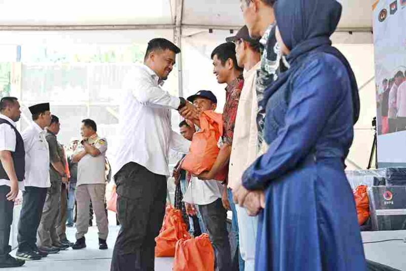 Gubernur Sumatera Utara (Sumut) Bobby Afif Nasution mendampingi Menteri Dalam Negeri Tito Karnavian, meresmikan Hunian Sementara (Huntara) dan penyerahan simbolis bantuan Dana Tunggu Hunian (DTH) kepada masyarakat korban bencana banjir dan longsor Kabupaten Tapanuli Selatan di Lapangan Simarpinggan, Kecamatan Angkola Selatan, Kabupaten Tapsel, Kamis (5/2/2026).