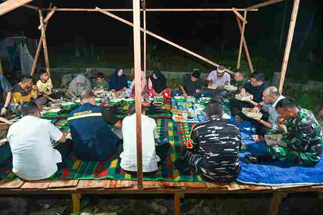Gubernur Sumut, Bobby Nasution berdialog sambil berbuka puasa bersama warga terdampak banjir di Kecamatan Sorkam, Kabupaten Tapanuli Tengah, Kamis (19/2/2026). 