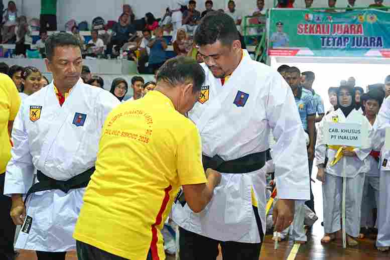 Gubernur Sumut, Bobby Nasution menerima sabuk kehormatan pada pembukaan Kejuaraan Daerah Karate Funakoshi Antar Pelajar se Sumut memperebutkan Piala Danlanud Soewondo yang diselenggarakan di GOR Basket Sioux Lanud Soewondo, Jalan Komodor Muda Adi Sucipto, Medan, Sabtu (7/2/2026).
