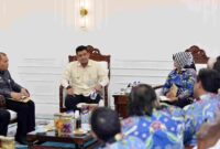 Gubernur Sumatera Utara Bobby Nasution menerima audiensi Pengurus Kelompok Tani Nelayan Andalan Sumut di Ruang Kerja Lantai 10 Kantor Gubernur Sumut Jalan Diponegoro Kota Medan. Selasa (10/2/2026).