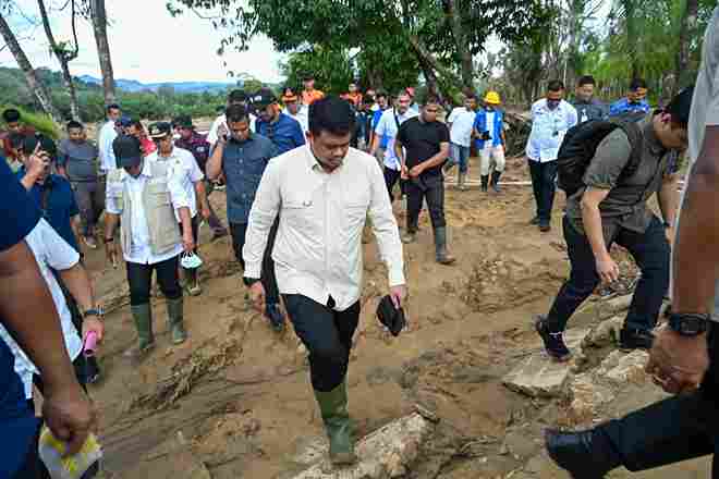 Gubernur Sumatera Utara (Sumut) Muhammad Bobby Afif Nasution meninjau langsung lokasi terdampak banjir di Kecamatan Badiri, Kabupaten Tapanuli Tengah (Tapteng), serta berdialog dengan warga korban bencana pada Rabu, 18 Februari 2026.