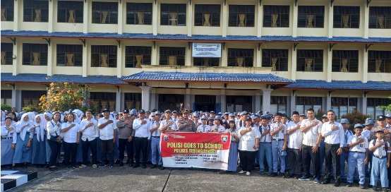 Satuan Binmas Polres Tebing Tinggi saat foto bersama dengan para siswa. 