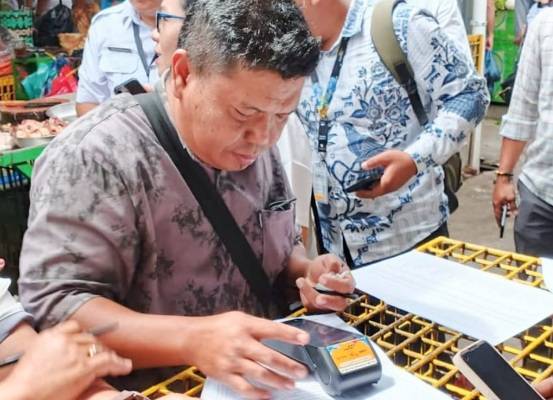 Penerapan pembayaran retribusi pedagang berbasis QRIS sebagai dukungan percepatan digitalisasi daerah.