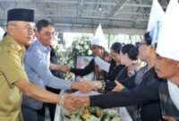 Bupati Simalungun Dr. H. Anton Achmad Saragih hadir langsung untuk melayat dan menyampaikan belasungkawa atas wafatnya Pangulu Nagori Hinalang tersebut. Kunjungan dilakukan pada Senin, 9 Februari 2026.