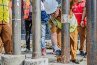 Pelaksana Tugas Kepala Dinas Sumber Daya Air, Bina Marga, dan Bina Konstruksi (SDABMBK) Kota Medan, Gibson Panjaitan, saat melakukan pemotongan tiang kabel optik. 