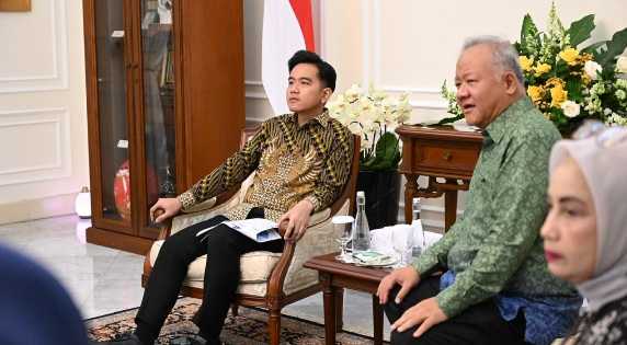 Wakil Presiden Gibran Rakabuming Raka saat menerima audiensi jajaran Pimpinan Menara Syariah di Istana Wakil Presiden, Jakarta Pusat, pada Senin, 9 Februari 2026.