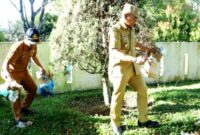 Bupati Simalungun, Dr. H. Anton Achmad Saragih, saat melaksanakan aksi bersih lingkungan. 