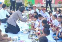 Kapolres Samosir AKBP Rina Sry Nirwana Tarigan, S.I.K., meninjau langsung pelaksanaan Program Makan Bergizi Gratis (SPPG) Polres Samosir sekaligus makan bersama para pelajar. Kegiatan tersebut berlangsung Senin siang, 9 Februari 2026.