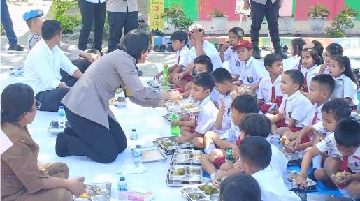 Kapolres Samosir AKBP Rina Sry Nirwana Tarigan, S.I.K., meninjau langsung pelaksanaan Program Makan Bergizi Gratis (SPPG) Polres Samosir sekaligus makan bersama para pelajar. Kegiatan tersebut berlangsung Senin siang, 9 Februari 2026.