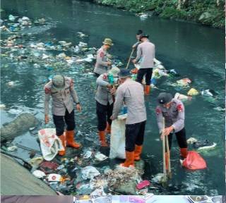 Personel Kompi 3 Batalyon A Satuan Brimob Polda Sumatera Utara membersihkan aliran sungai di Jalan Bhayangkara, Kecamatan Medan Tembung, tepat di sekitar Markas Komando Sat Brimob Polda Sumut. Kegiatan kurve bakti sosial itu dilaksanakan pada Senin, 9 Februari 2026.