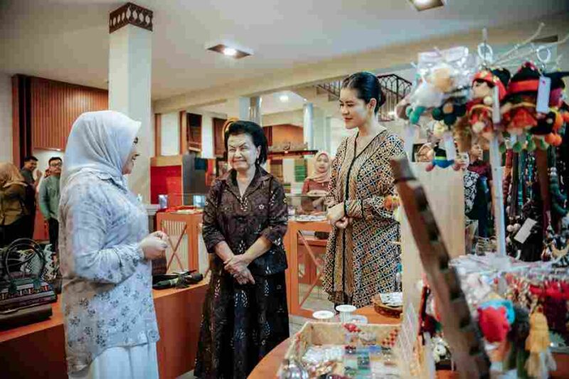 Ketua Dewan Kerajinan Nasional Daerah (Dekranasda) Sumatera Utara, Kahiyang Ayu,, memperkenalkan ragam kriya khas daerahnya kepada Ketua Umum Ikatan Adhyaksa Dharmakarini (IAD) Pusat, Sruning Burhanuddin, saat kunjungan ke Galeri Dekranasda Sumut di Jalan Iskandar Muda, Medan, Kamis, 26 Februari 2026.
